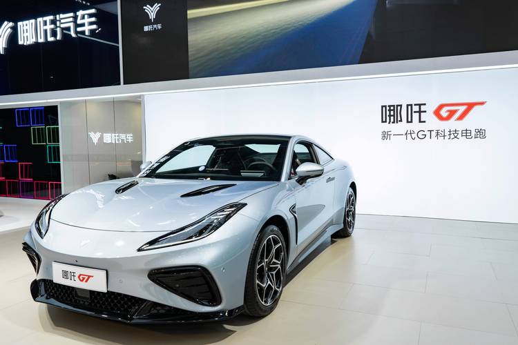 深圳144哪吒汽车在智能汽车领域的表现，领途汽车在新能源汽车市场中的影响力